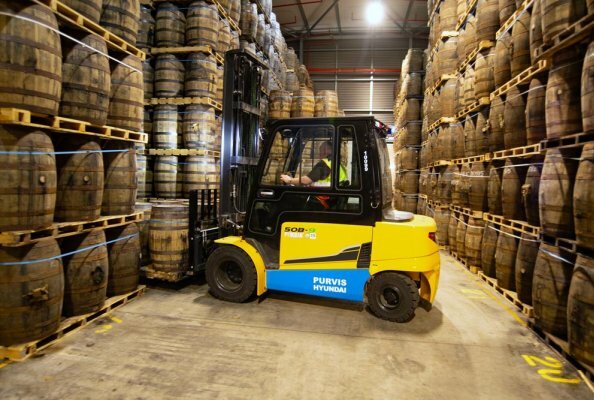 Der 5-Tonner 50B-9 ist mit einem Triplexhubgerüst mit 7.500 mm Hubhöhe ausgerüstet um in den Fasslagern die siebenfach übereinander gestapelten Paletten aus- und umlagern zu können.