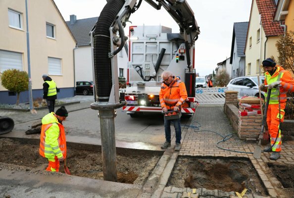 Der DINO12 Saugbagger und das DBS-Schmitt-Team arbeiten gut abgestimmt auf der Tagesbaustelle.