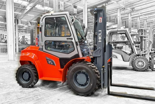 Der CPCD35 mit Vollkabine, Allradantrieb und Triplex-Hubgerüst ist das für den mitteleuropäischen Markt wichtigste Heli-Geländestapler mit 3.500 kg Traglast (600 mm LSP. Angetrieben wird er von einem Kubota-Motor (Sage V).