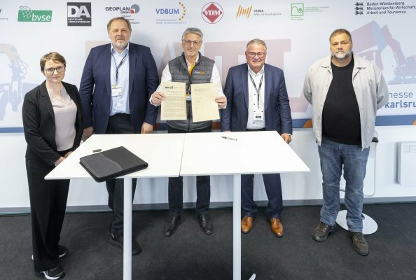 Die Unterzeichnenden des Positionspapiers „Fünf  Forderungen der Baubranche, Abbruch- und Recycling- Wirtschaft an die Politik“: Dr. Sarah Brückner  (Geschäftsführerin des Fachverbandes Abfall- und  Recyclingtechnik/VDMA), Thomas Lück (Vorstands- mitglied/Deutscher Abbruchverband e.V.), Dieter  Schnittjer (Geschäftsführer/ Verband der Baubranche, Umwelt- und Maschinentechnik e.V.), Eric Rehbock  (Hauptgeschäftsführer/Bundesverband Sekundär- rohstoffe und Entsorgung e.V.) und Klaus Ring  (Verband Garten-, Landschafts- und Sportplatzbau Baden-Württemberg e.V.) - (v.l.n.r.).
