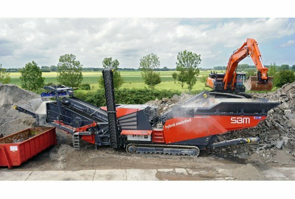 Der SBM-Groß prallbrecher REMAX 600 wird auf der BAUMA mit einem hocheffizienten Eindeck-Anbausieb und doppelter Magnetausrüstung präsentiert.