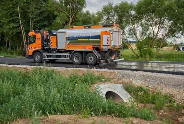Arbeitseinsatz in Hagelstadt bei der Sanierung einer Gemeindestraße.