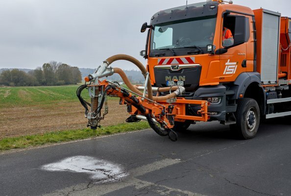 Nach der Reinigung sprüht der Schäfer-Technic Blow Patcher als erstes Bindemittel auf die Schadstelle.