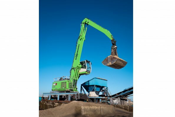 SENNEBOGEN 830 G mit Hybrid-System im Hafeneinsatz