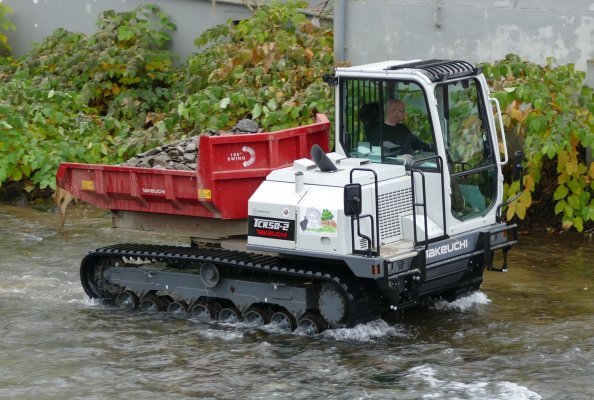 Der Takeuchi Dumper TCR50-2 transportiert 3,7 t auch unter schwierigsten Bedingungen.