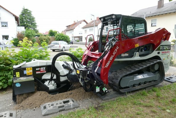 Der Kompaktlader TL 12 V2 mit Schnellwechselsystem für verschiedenste Anwendungen. Hier mit einer Grabenfräse bei der Arbeit.