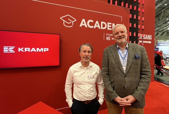 Michael Austgen, Customer Integrations Specialist bei Kramp (l.), und Karsten Bünger, Lead Solutions Consultant bei Traser.