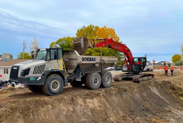 Zwei Rokbak RA30 transportieren in Utah (USA) Gestein und Schutt 