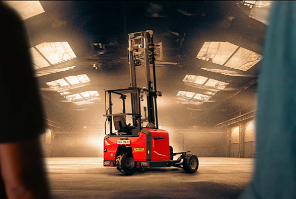 Weltpremiere für PALFINGERs neuen Mitnahmestapler mit Mittelsitz auf der bauma 2025