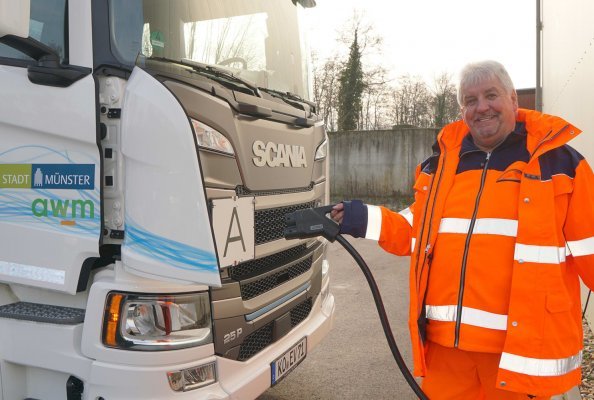 Der Ladevorgang geht dem Lkw-Fahrer Dieter Möllenkamp leicht von der Hand – genauso wie das Handling des vollelektrischen Scania P 25 Abrollkippers.