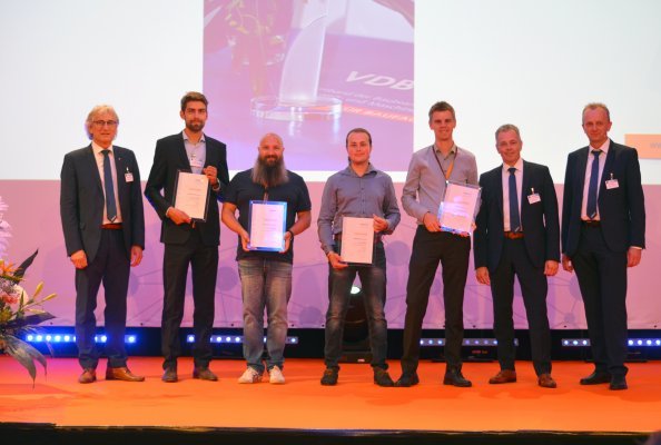 Preisträger: VDBUM-Präsident Peter Guttenberger (r.) und die Vorstandsmitglieder Dirk Bennje (l.) und Prof. Jan Scholten (2.v.l.) mit den Gewinnern des VDBUM-Förderpreises 2022 und dem Preisträger des 
Sonderpreises für Start-ups. 