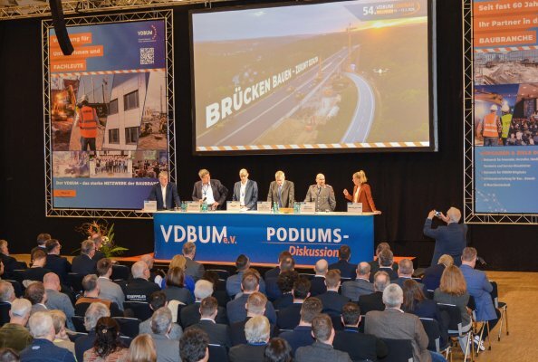Einigkeit auf dem Podium: Die Akteure der Branche haben sich auf die anstehenden Bauaufgaben vorbereitet. Nun ist die Politik am Zuge.