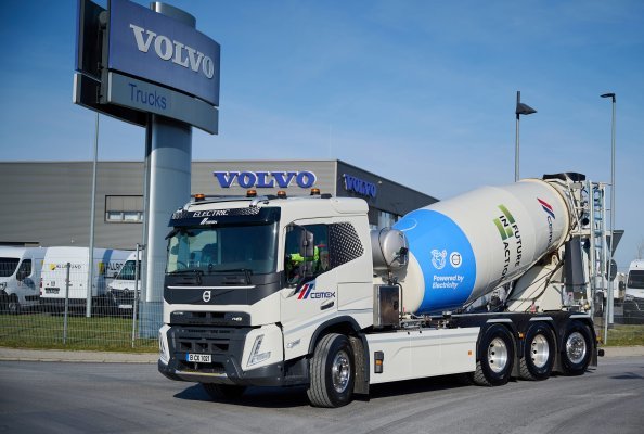 Volvo Trucks liefert den ersten elektrischen Transportbetonmischer an CEMEX