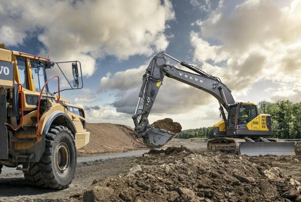 In seiner neuesten Version bietet der ECR355 7 Prozent mehr Hub- und 4 Prozent mehr Zugkraft als das Vorgängermodell.