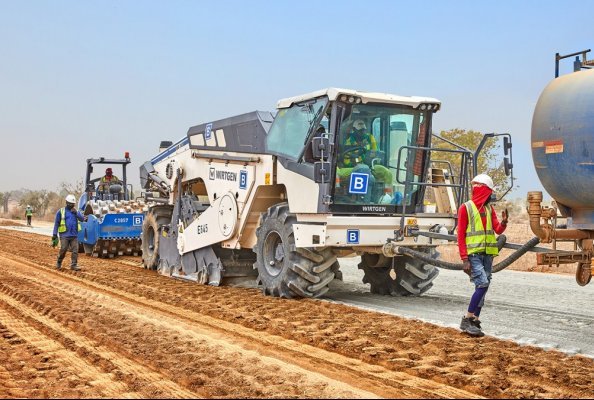 Die Wirtgen Bodenstabilisierer mischen den vorab verteilten Zement homogen in der gewünschten Tiefe in den Unterbau ein. Über eine Sprühleiste wird Wasser abhängig von der Fahrgeschwindigkeit automatisch in der erforderlichen Menge eingedüst.