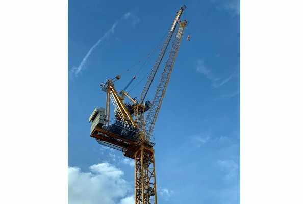 Aufbau des weltweit ersten Potain-Turmdrehkrans MR 229 mit Verstellausleger in London