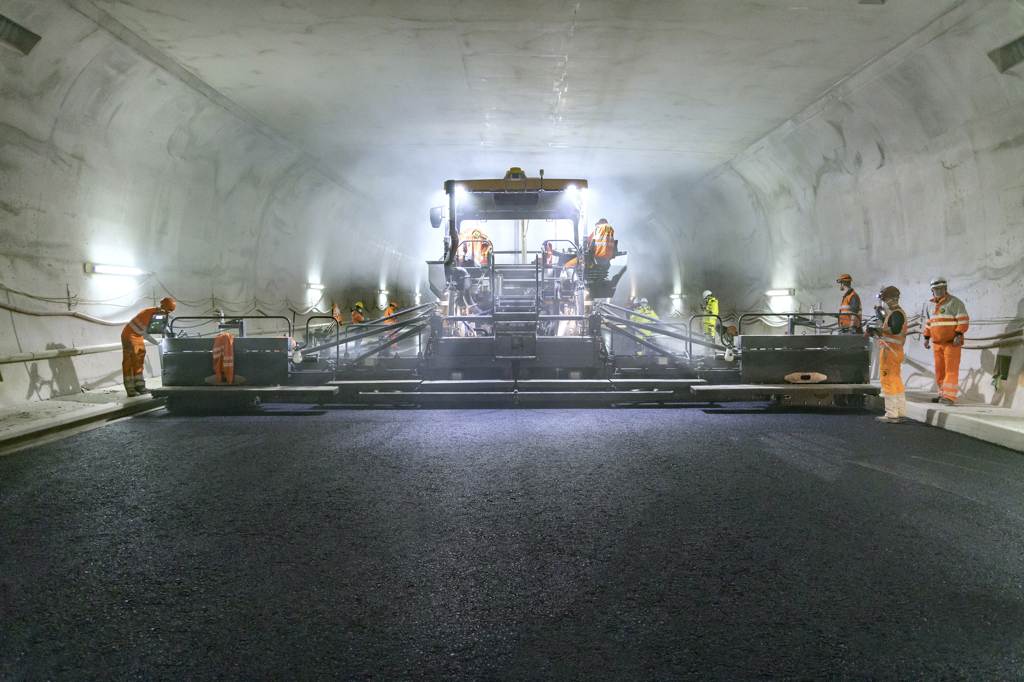 Einbau im breitesten Tunnel der Schweiz: erfolgreiches Großprojekt mit der Maschinentechnik und der Prozessoptimierungslösung WITOS Paving Plus von Vögele 