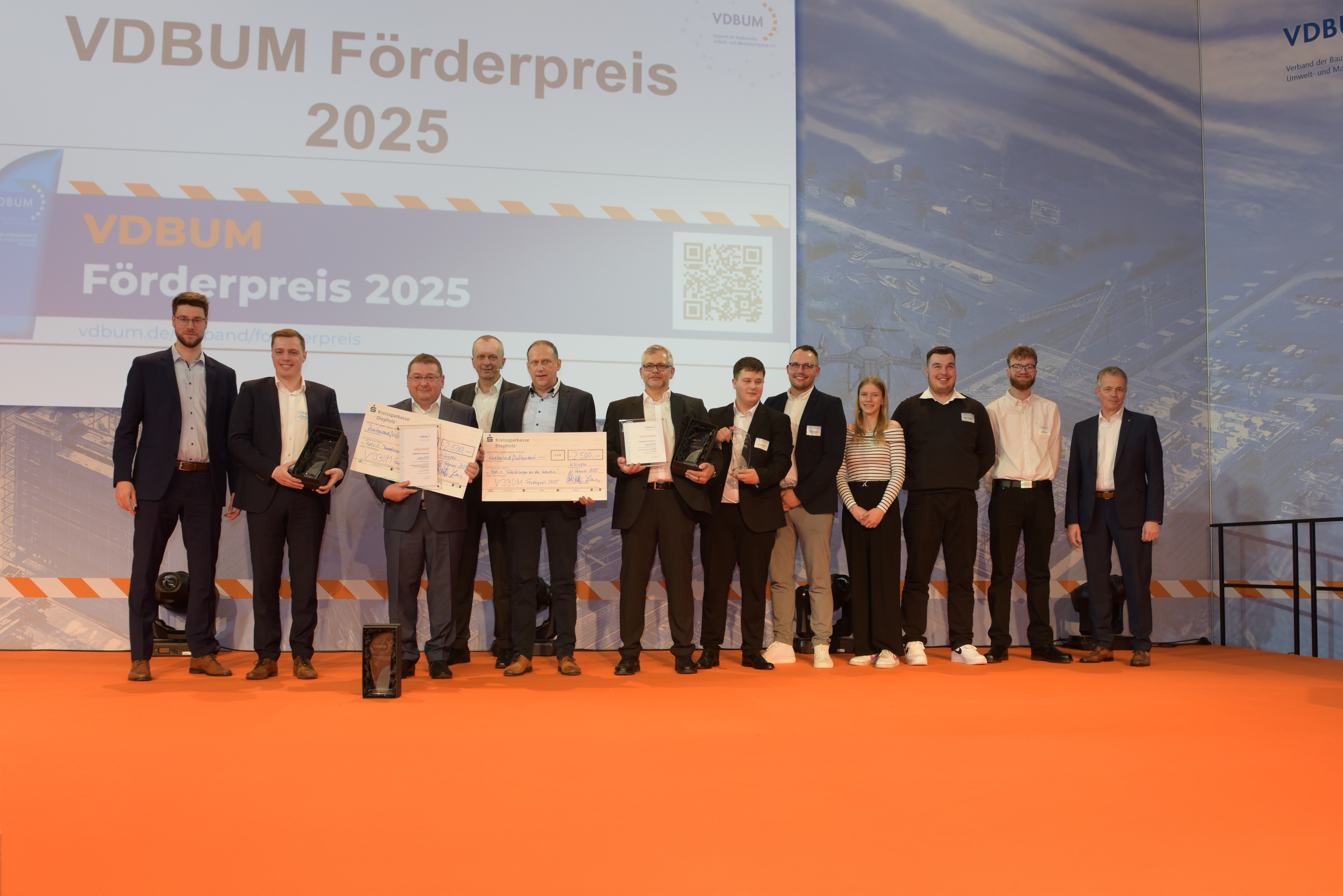 Glückliche Gewinner: Die drei Erstplatzierten des VDBUM- Förderpreises und Geehrten des Azubi-Sonderpreises mit VDBUM- Präsident Dirk Bennje (4.v.l.), seinem Stellvertreter Marco Fecke (l.) und Vorstand Prof. Jan Scholten (r.) Der neue VDBUM-Vorstand Dirk Jank (3.v.l.) nahm den Preis anstelle der verhinderten Hochtief- Vertreter an.