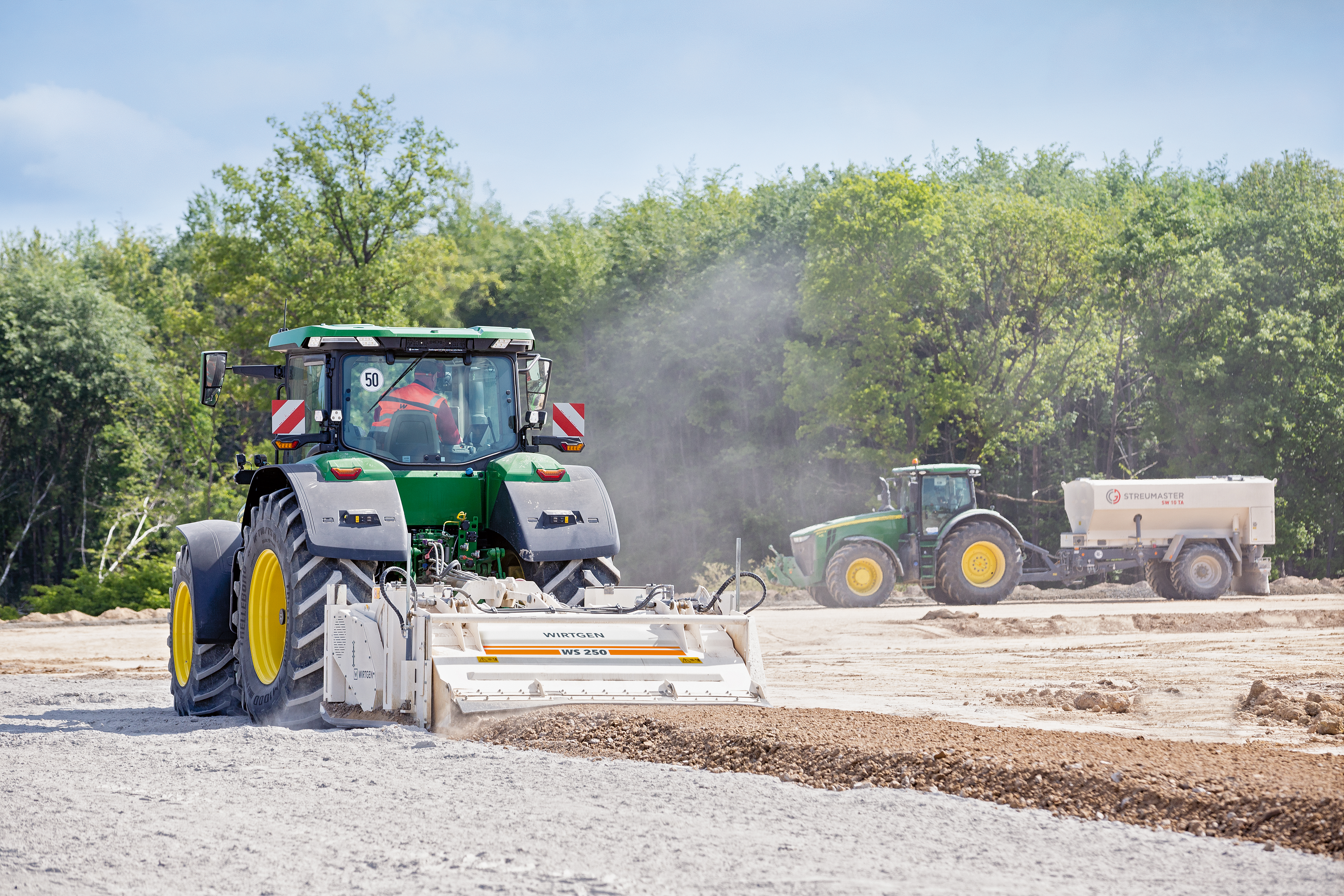 Mit Wirtgen Anbaustabilisierern wie dem WS 250 lässt sich ein Traktor schnell zum Bodenstabilisierer umrüsten und damit auch außerhalb der Erntesaison gewinnbringend nutzen. 