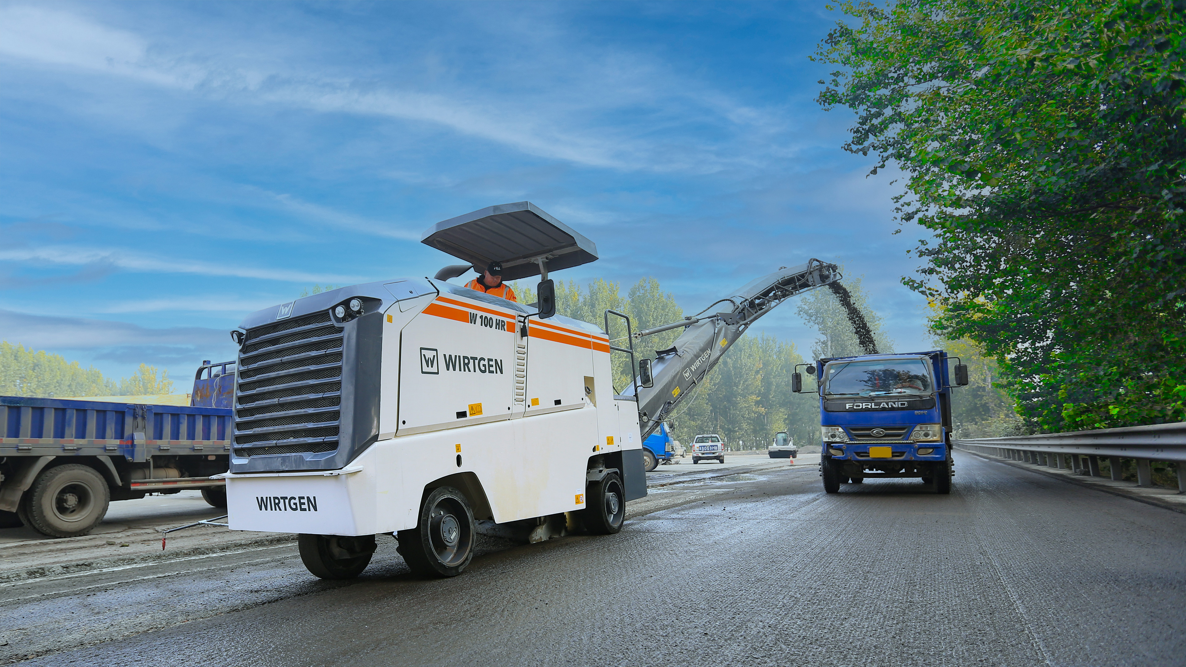 Die Wirtgen Kleinfräse W 100 HR ermöglicht wirtschaftliche Fräseinsätze mit hoher Präzision.