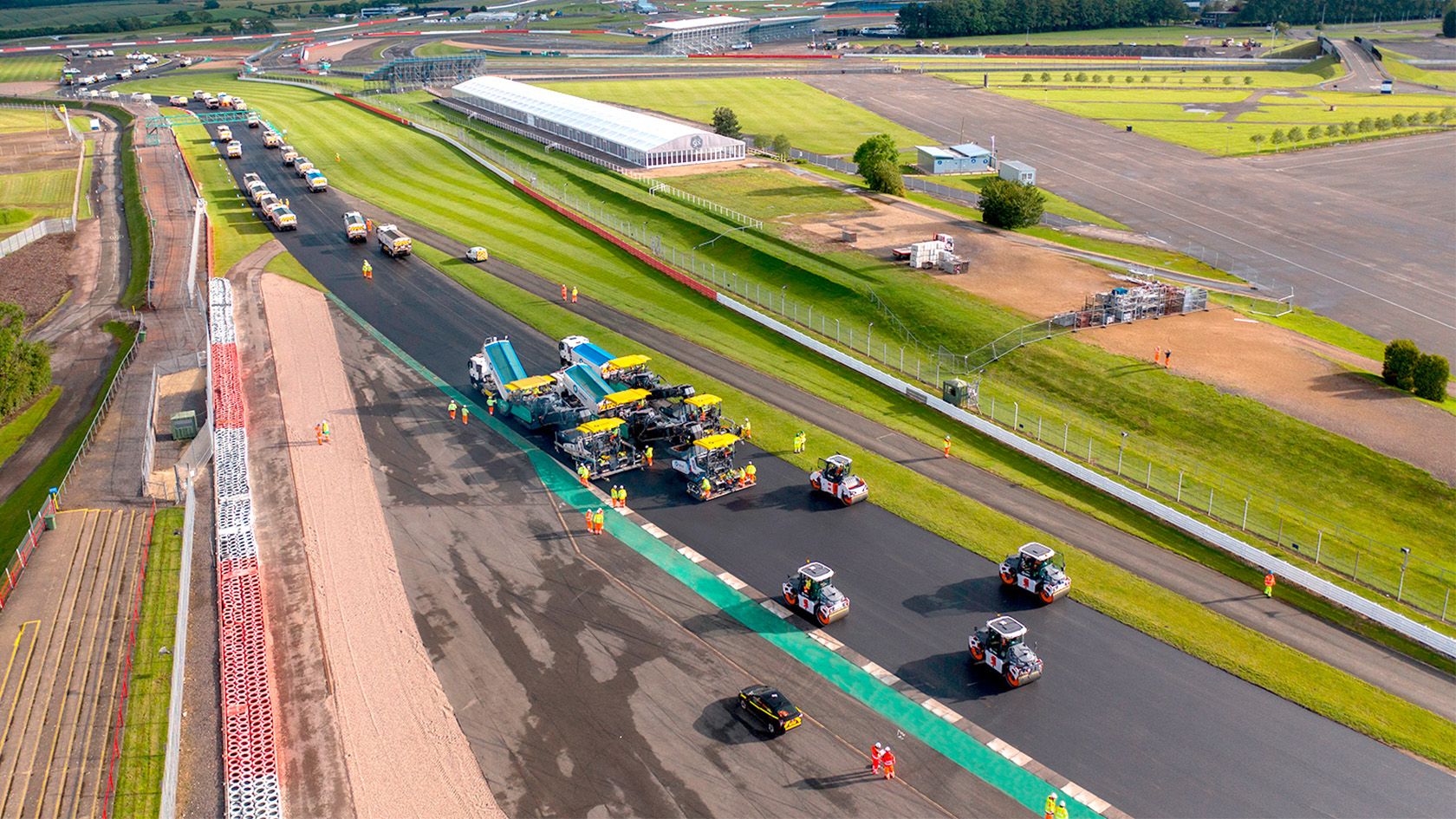 Maschinen und Anlagen der Wirtgen Group erneuerten den Silverstone Circuit in England, eine der traditionsreichsten Rennstrecken der Welt. 