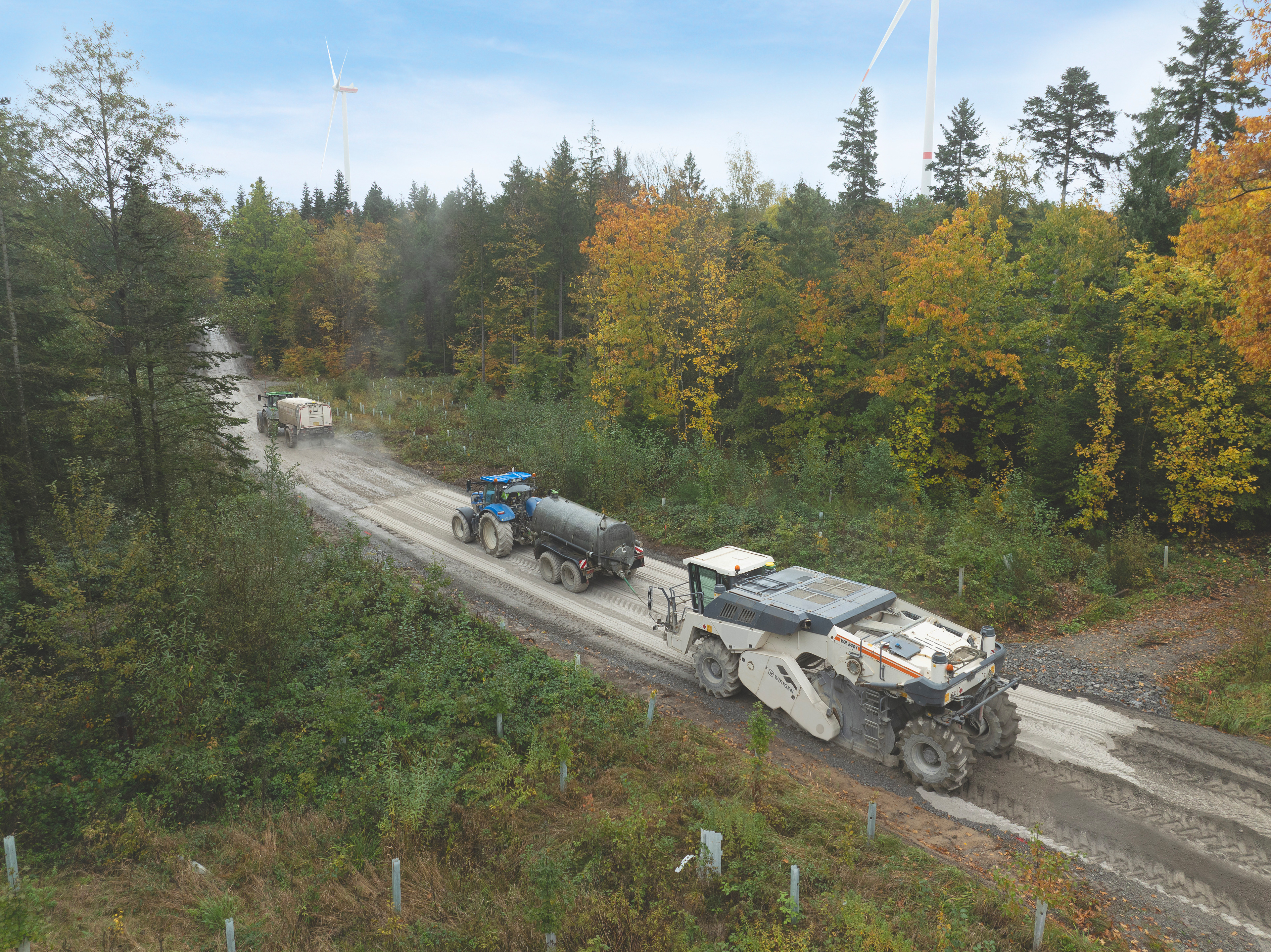 Schritt 2: Der Wirtgen Kaltrecycler WR 240i durchmischt Tragschicht und vorgestreutes Bindemittel homogen 35 cm tief. Danach übernimmt ein Hamm H7i CompactLine die erste Vorverdichtung.