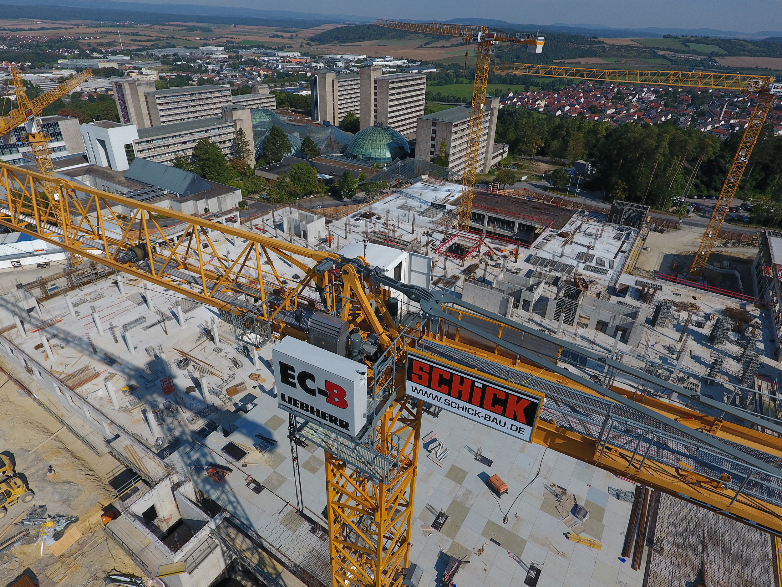 Sechs Liebherr-Turmdrehkrane bauen riesiges Klinikum in ...